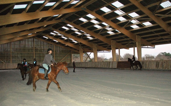 Le nouveau manège couvert 20x40m à la Ferme Equestre du domaine Mané Guernehué