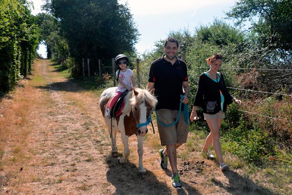 Promenade à poney accompagnée par les parents