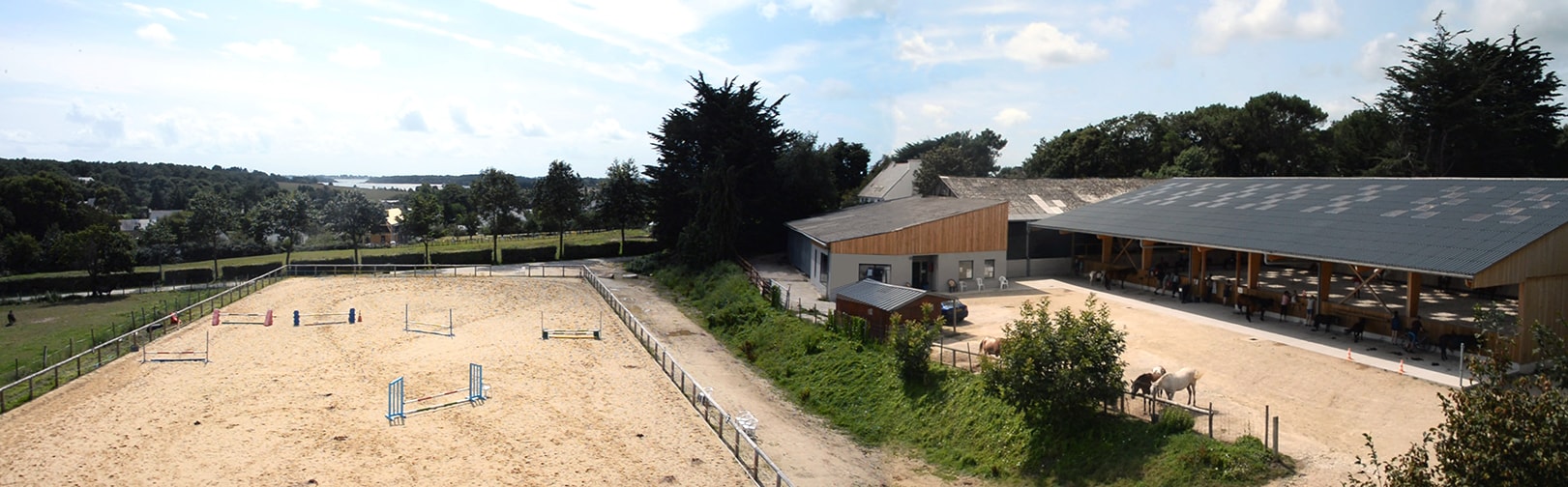 Centre équestre structures manège couvert carrière saut d'obstacles Golfe du Morbihan Baden