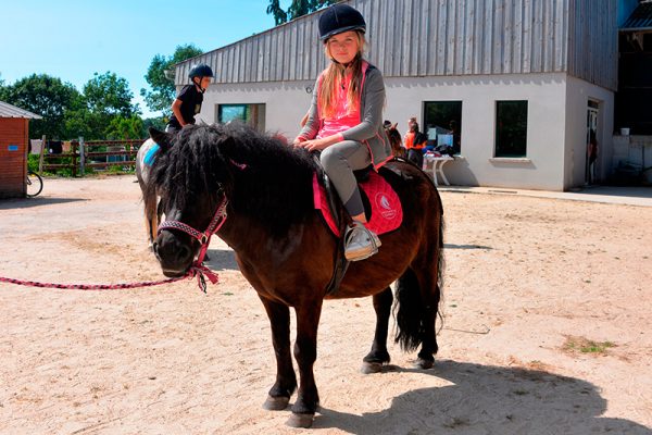 Promenade à poney pour les jeunes enfants