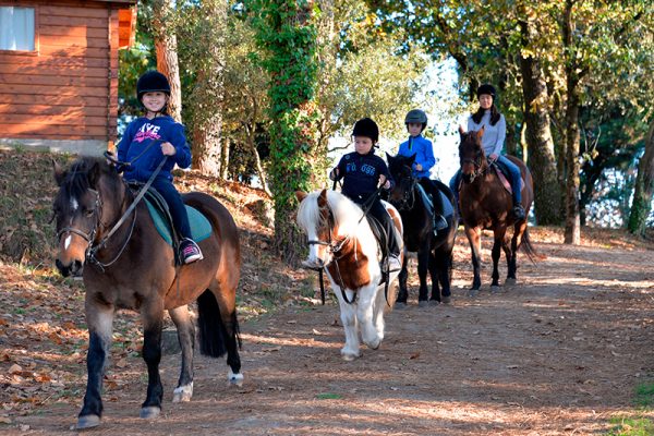 Balade à poney encadrée par l'instructrice