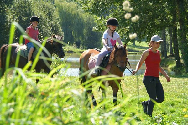 Promenade à poney accompagnée par les parents