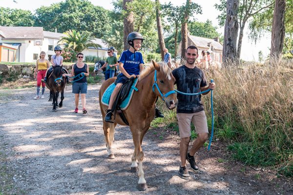 Promenade à poney accompagnée par les parents