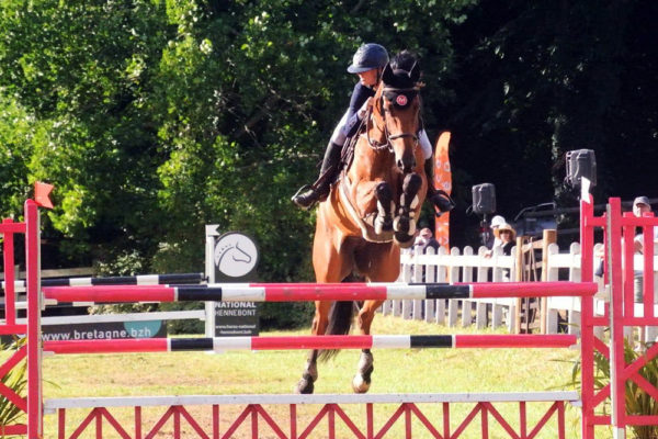 Saut d'obstacle pendant le concours CSO à Hennebont