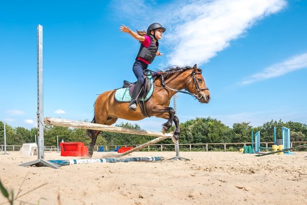 Stage d'équitation au centre équestre Mané Guernehué saut d'obstacle