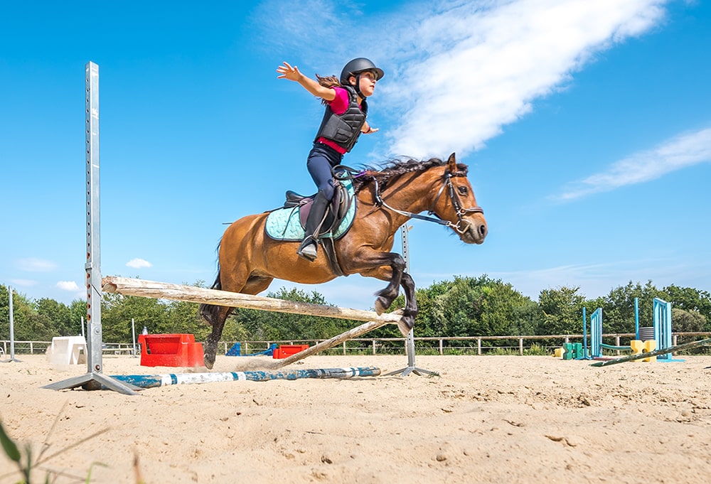 Stage d'équitation au centre équestre Mané Guernehué saut d'obstacle © Mathieu ESNAULT Morbihan Tourisme