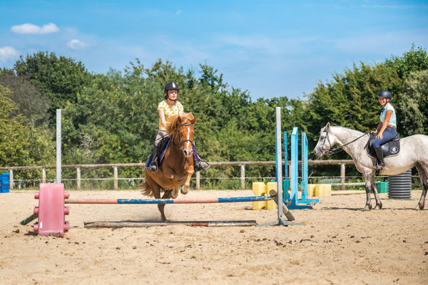 Stage d'équitation au centre équestre Mané Guernehué saut d'obstacle © Mathieu ESNAULT Morbihan Tourisme