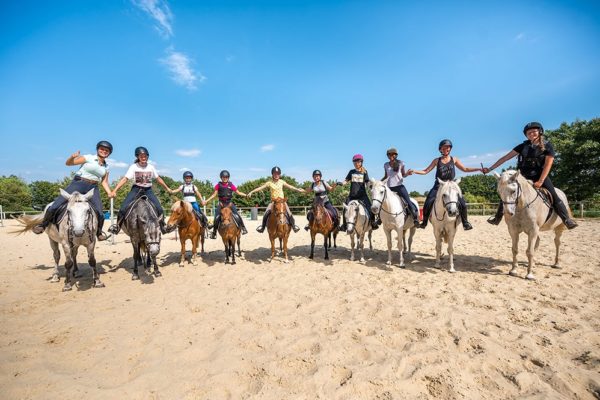 Groupe en stage d'équitation