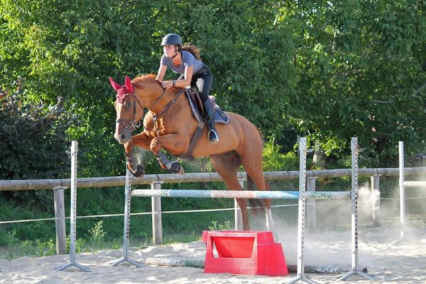 La monitrice Marine au saut d'obstacle