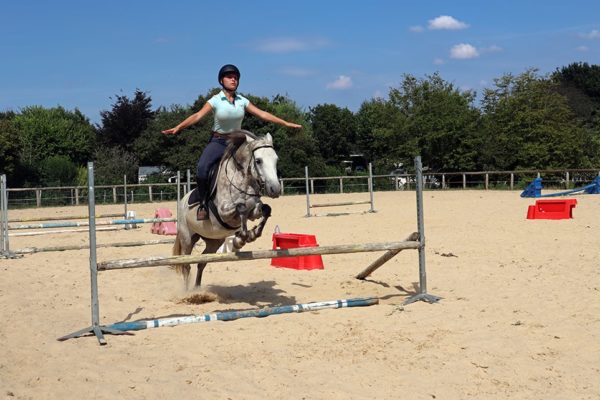 2020-stage-galop-4-5-saut-chloe-2-10-aout-1000px-min