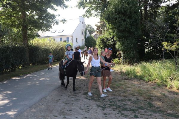 Promenade en main à poney pour les plus jeunes