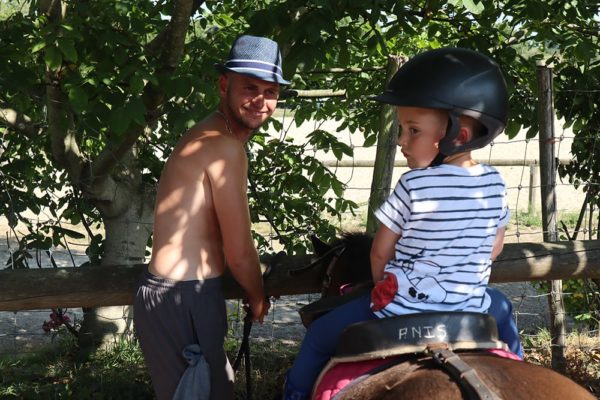 Première balade à poney accompagnée par les parents