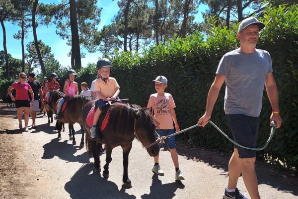 Balade à poney accompagnée par les parents