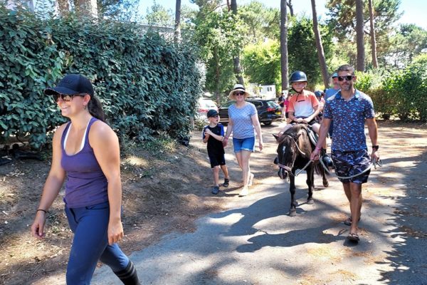 Balade à poney accompagnée par les parents